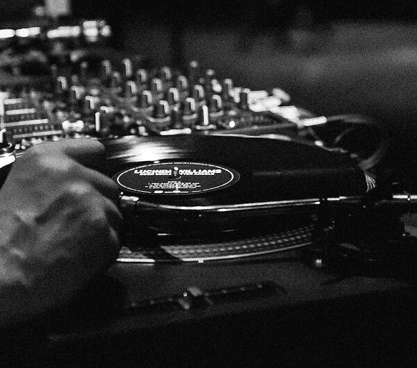 THE DELINES + DJ BACK TO MONO_8