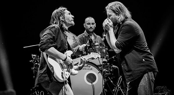 The teskey brothers + the heavy heavy